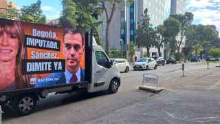 Un bus contratado por Hazte Oír recorre varias calles de Madrid con una pantalla con el rostro de Begoña Gómez.