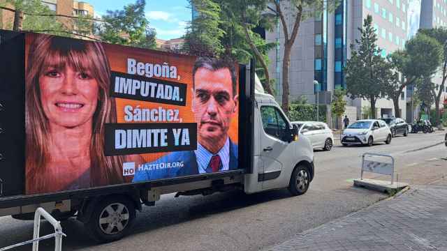 Un bus contratado por Hazte Oír recorre varias calles de Madrid con una pantalla con el rostro de Begoña Gómez.