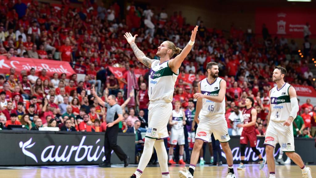 Dylan Osetkowski celebra una canasta.