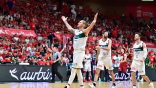 Dylan Osetkowski celebra una canasta en la cancha de UCAM Murcia