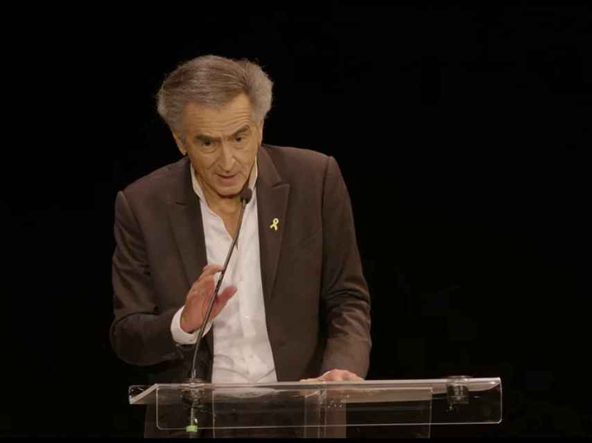 Bernard-Henri Lévy interviene en la cumbre europea contra el antisemitismo.