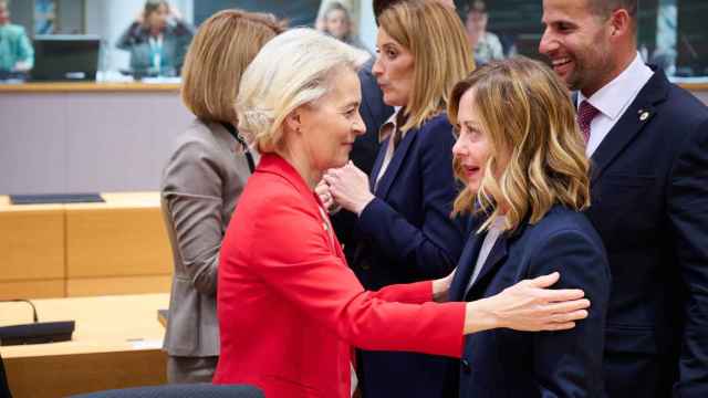 Ursula von der Leyen saluda a Giorgia Meloni durante la última reunión del Consejo Europeo en abril.