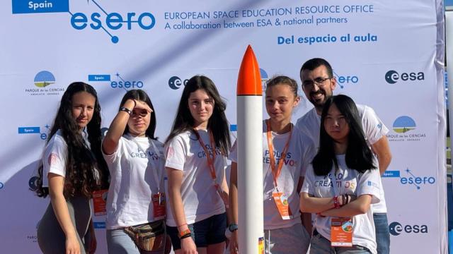 Las estudiantes y su profesor en la fase nacional