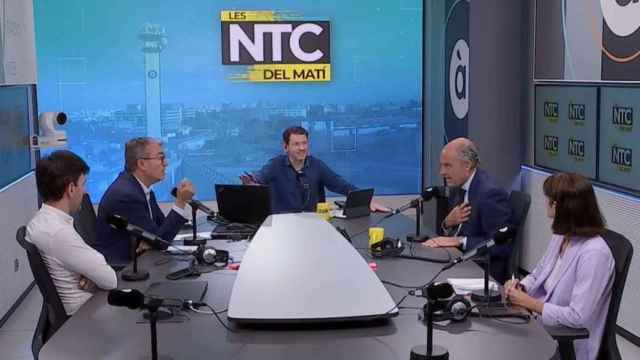 Momento del ataque de Camps al periodista Bernardo Guzmán. À Punt