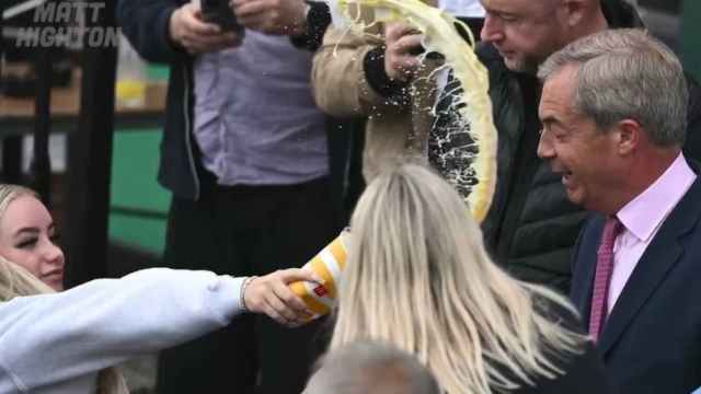 Momento en el que una joven le lanza un batido a la cara a Nigel Farage.