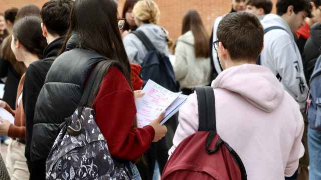 Estudiantes repasando para realizar los exámenes
