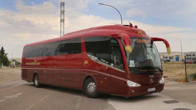Un autobús vuelve de realizar un servicio de transporte