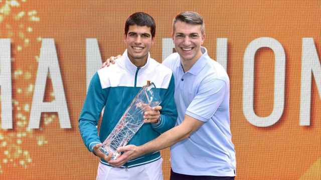 El doctor Juanjo López sostiene el trofeo del Miami Open junto a Carlos Alcaraz.