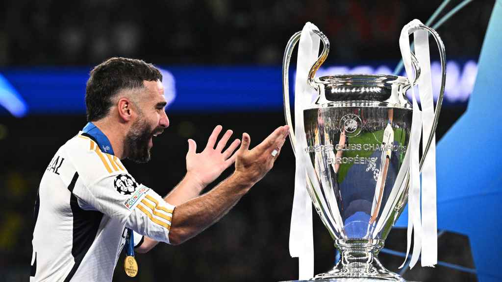 Dani Carvajal con la Orejona tras ganar en Wembley la Decimoquinta