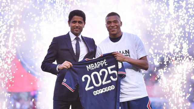 Mbappé y Al-Khelaifi posan durante la renovación del jugador con el PSG.