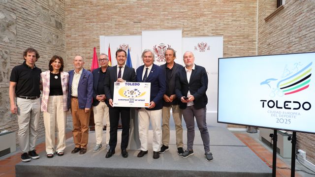 El alcalde de Toledo, Carlos Velázquez, junto a los miembros de ACES Europa.