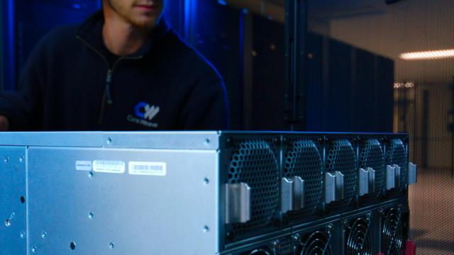 Un trabajador de CoreWeave en uno de los centros de datos de la compañía estadounidense.