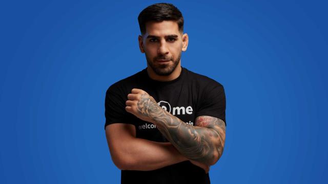 Ilia Topuria posa para la campaña publicitaria de Bit2Me.