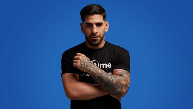 Ilia Topuria posa para la campaña publicitaria de Bit2Me.