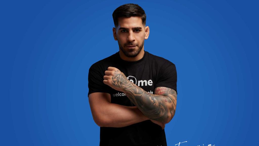 Ilia Topuria posa para la campaña publicitaria de Bit2Me.