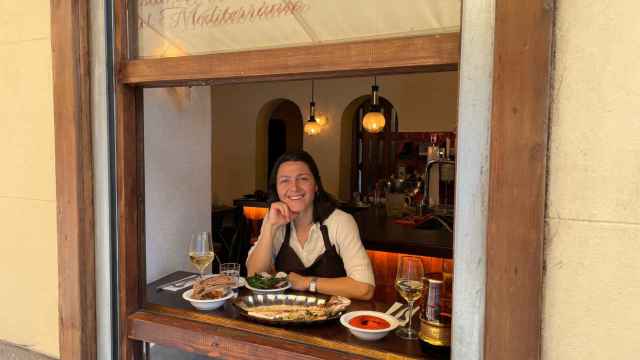Heba Kharouf en la ventana de su restaurante Farah con los platos más destacados de su carta.
