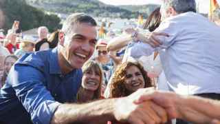 Pedro Sánchez, junto a su mujer, Begoña Gómez, en el mitin celebrado este miércoles en Benalmádena.