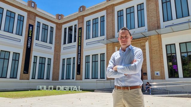 El cofundador de Empacthy, Daniel Szeitner, frente al Polo Digital.