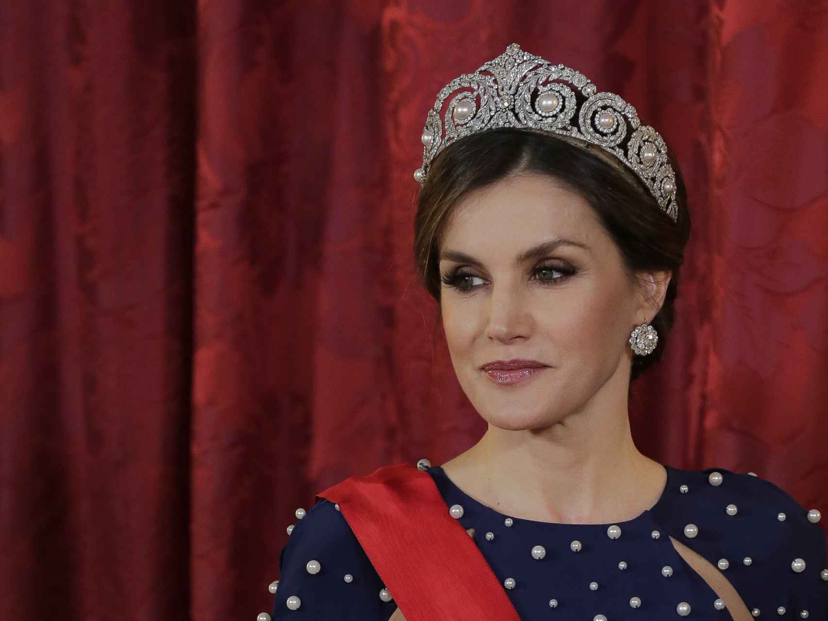 La Reina, con la tiara Cartier en un acto oficial.