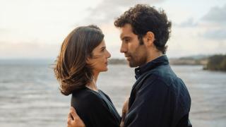 Clara Lago y Tamar Novas en un fotograma de Clanes