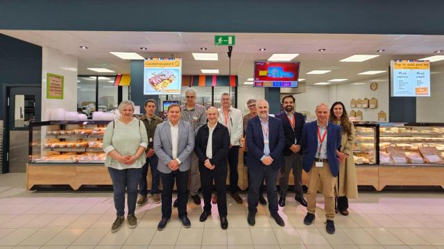 El alcalde deFene, Juventino Trigo, acompañado por la concelleira deFacenda, Ángeles Coira; el director general de Vegalsa-Eroski, José ManuelFerreño; el director de hipermercados, supermercados y gasolineras Eroski,Florentino Vázquez, el director de Expansión y Franquicia, Pedro Suárez y ladirectora de Sostenibilidad y Comunicación, Gabriela González.