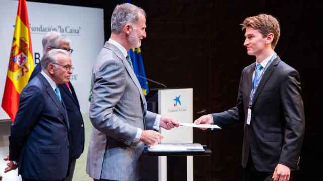 Su Majestad el Rey de España entrega la beca a Álvaro Ribot.