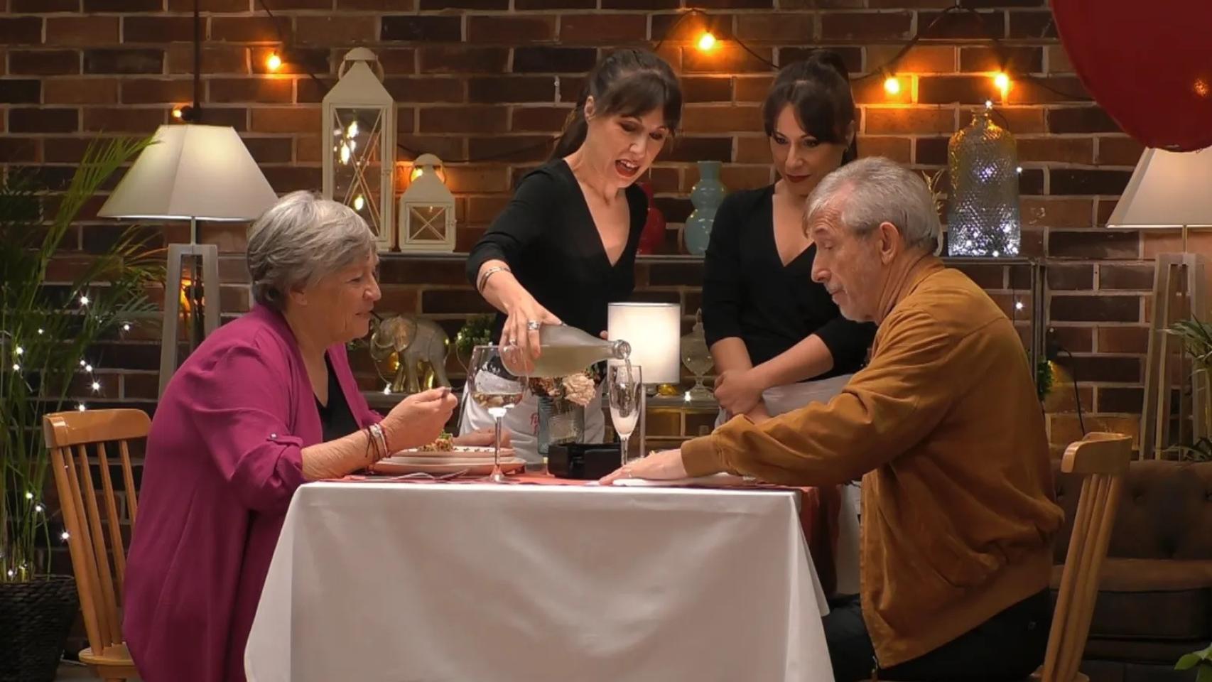 Vicen y Luis, junto a las mellizas Zapata, en ‘First Dates’.