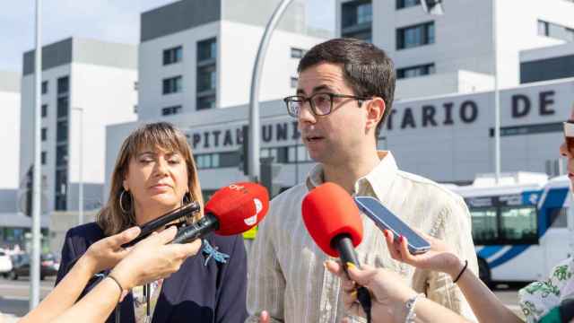Los concejales socialistas María García y José Luis Mateos, junto al Hospital de Salamanca