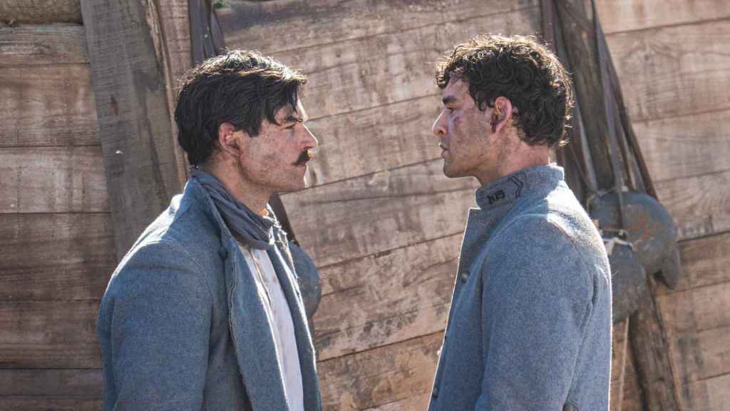 Arturo Sancho y Xavi Lock en una escena de 'La Promesa'.