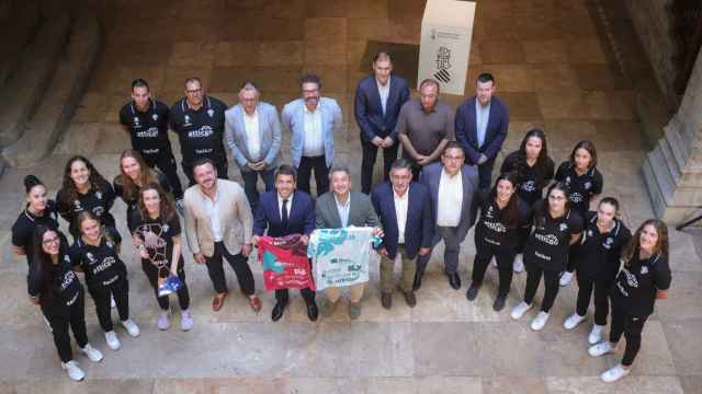 Carlos Mazón ha recibido al Atticgo BM Elche, campeón de la EHF European Cup