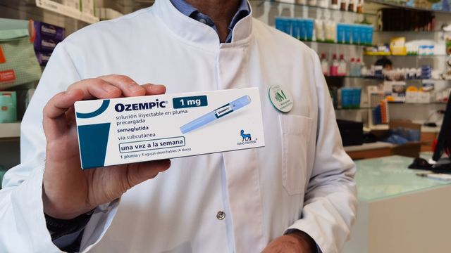 Iñaki Malluguiza sostiene en su farmacia de Alicante una caja de Ozempic.