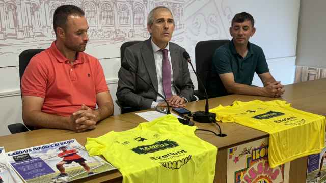 El concejal de Deportes del Ayuntamiento de León, Vicente Canuria; el director deportivo de la entidad, David Pérez, y varios organizadores del campus de fútbol de Diego Calzado
