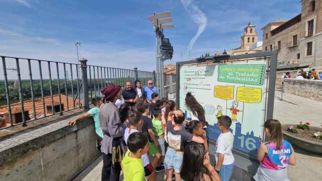 Los escolares realizando una visita