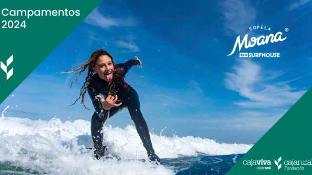 Una joven surfeando en la playa de Sopelana