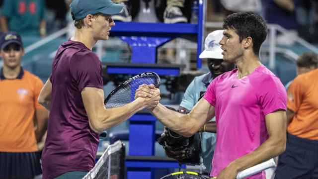Alcaraz y Sinner tras el partido de Indian Wells 2024.