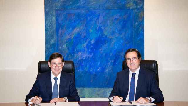 El presidente de CaixaBank, José Ignacio Goirigolzarri, y el presidente de la CEOE, Antonio Garamendi.