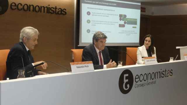 De izda. a dcha: Valentín Pich, presidente del Consejo General de Economistas de España (CGE); José Luis Escrivá, ministro para la Transformación Digital y de la Función Pública; y Sara Argüello, secretaria general técnica del CGE.