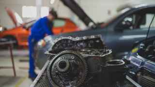 El taller de automoción para la reinserción laboral en el Centro de Menores Teresa de Calcuta de Madrid.