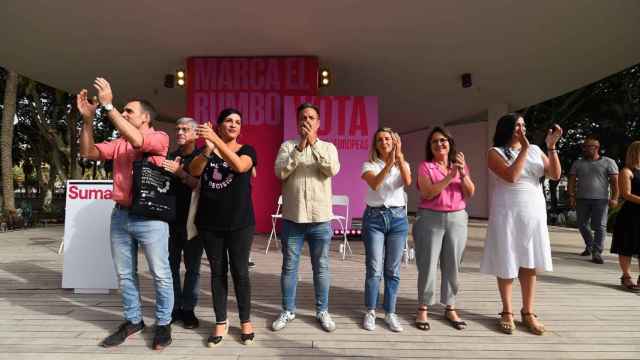 Yolanda Díaz, Toni Valero y Manu Pineda al inicio de un mitin de Sumar en Málaga.