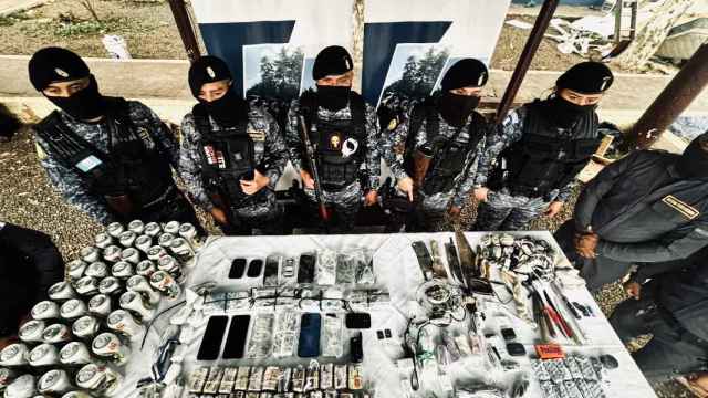 Policías en Guatemala exhiben todo lo incautado tras su intervención en la cárcel El Infiernito.