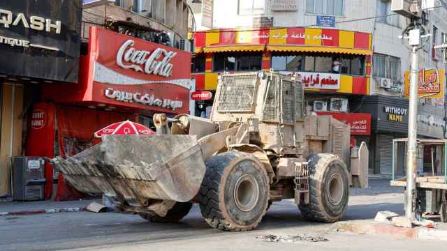 Una excavadora maniobra durante una incursión israelí en Yenín, en la Cisjordania ocupada por Israel.