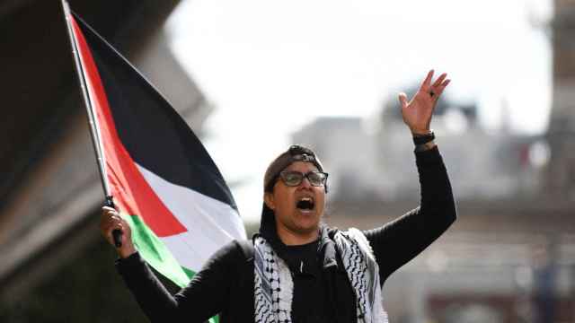 Un manifestante ondea una bandera palestina en el campus del MIT, en Estados Unidos.