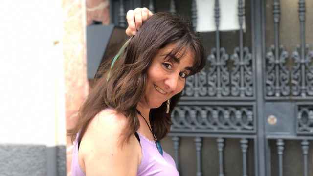 Sara Carvajal muestra las plumas que lleva en la cabeza en homenaje a su donante fallecida.