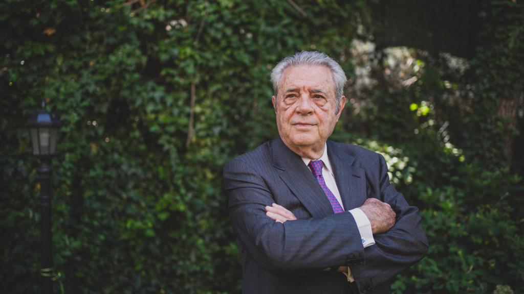 Francisco de Paula de Borbón y Escasany es duque de Sevilla por herencia de su abuela; ha sido director del banco de negocios londinense Hill Samuel & Co. Limited, presidente y director general del Miami National Bank y presidente del Cannon Group Iberoamérica.