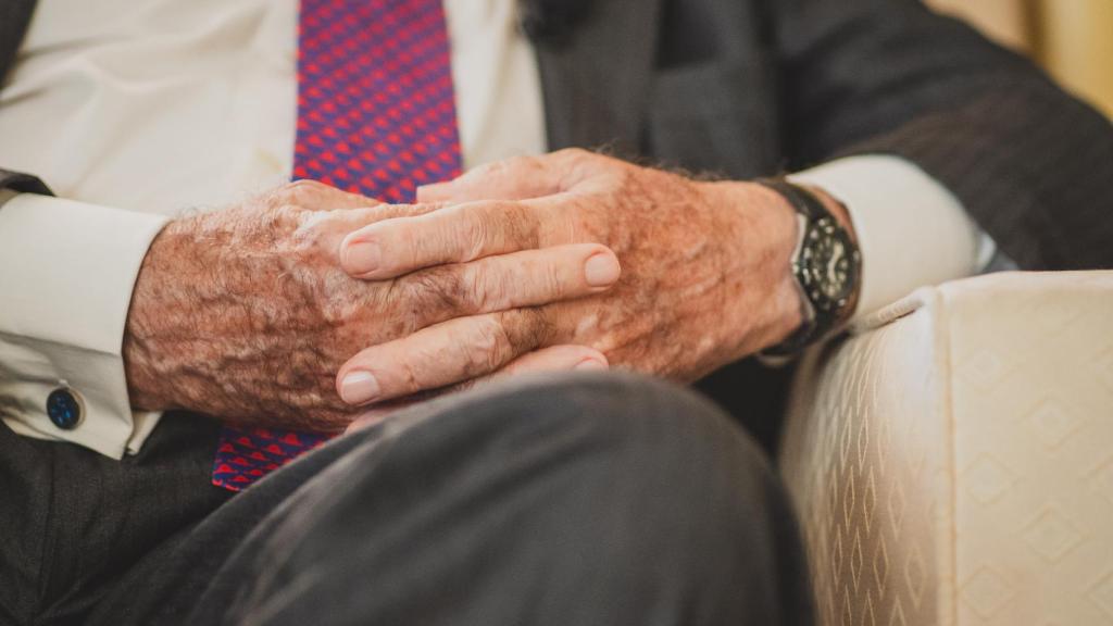 Detalle de las manos de Francisco de Borbón y Escasany, duque de Sevilla, durante la entrevista con EL ESPAÑOL | Porfolio.