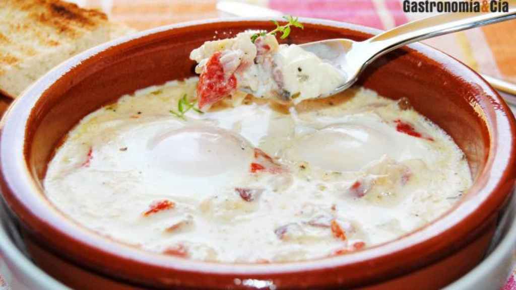 Huevos a la plancha con crema de piquillos.