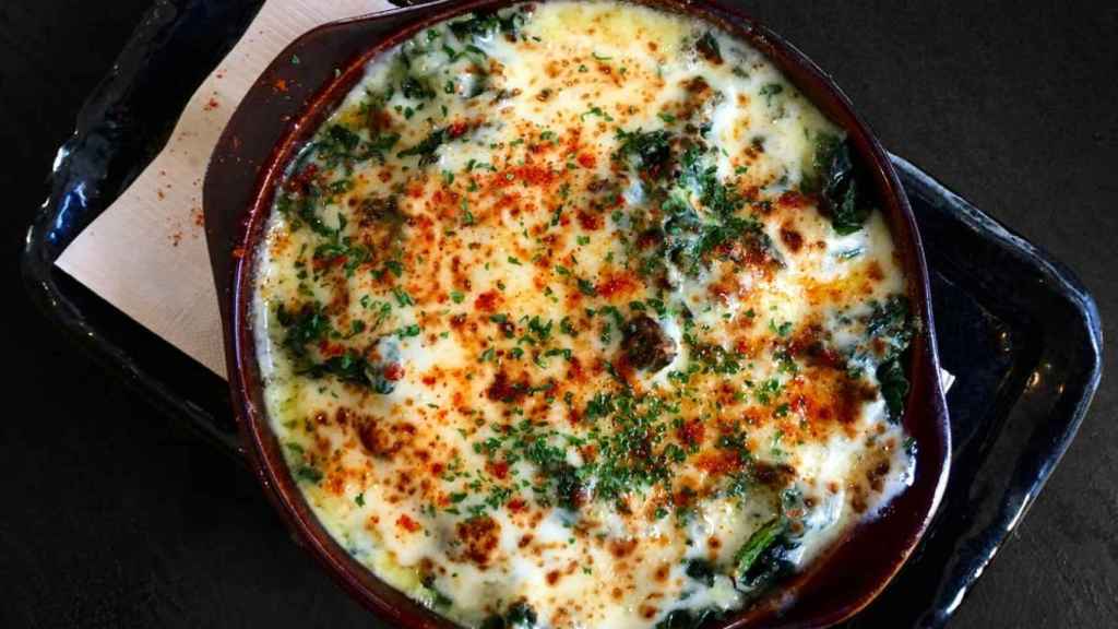 Huevos al horno con espinacas especiadas.