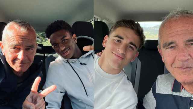 Los jugadores del FC Barcelona, Balde y Gavi, sacándose el permiso de conducción.