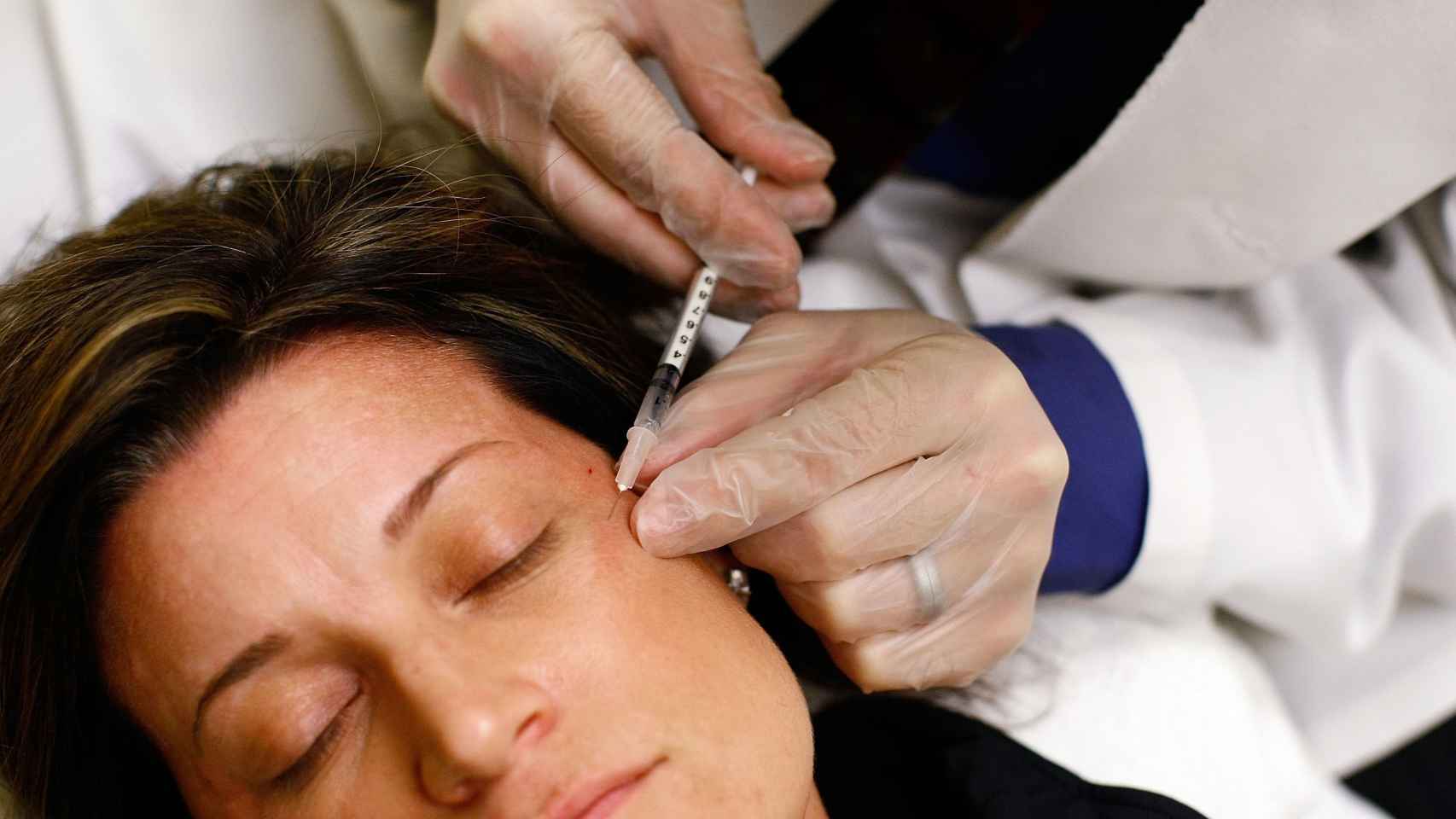 Una paciente sometiéndose a un tratamiento de medicina estética.