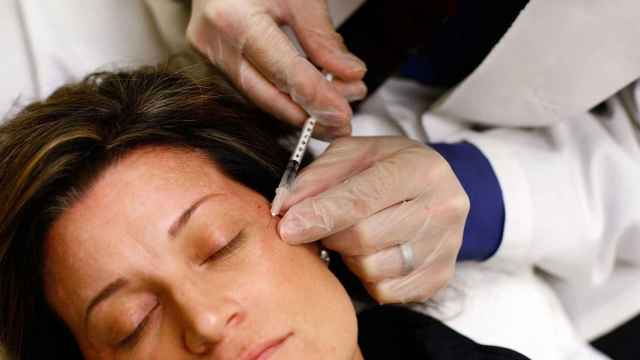 Una paciente sometiéndose a un tratamiento de medicina estética.